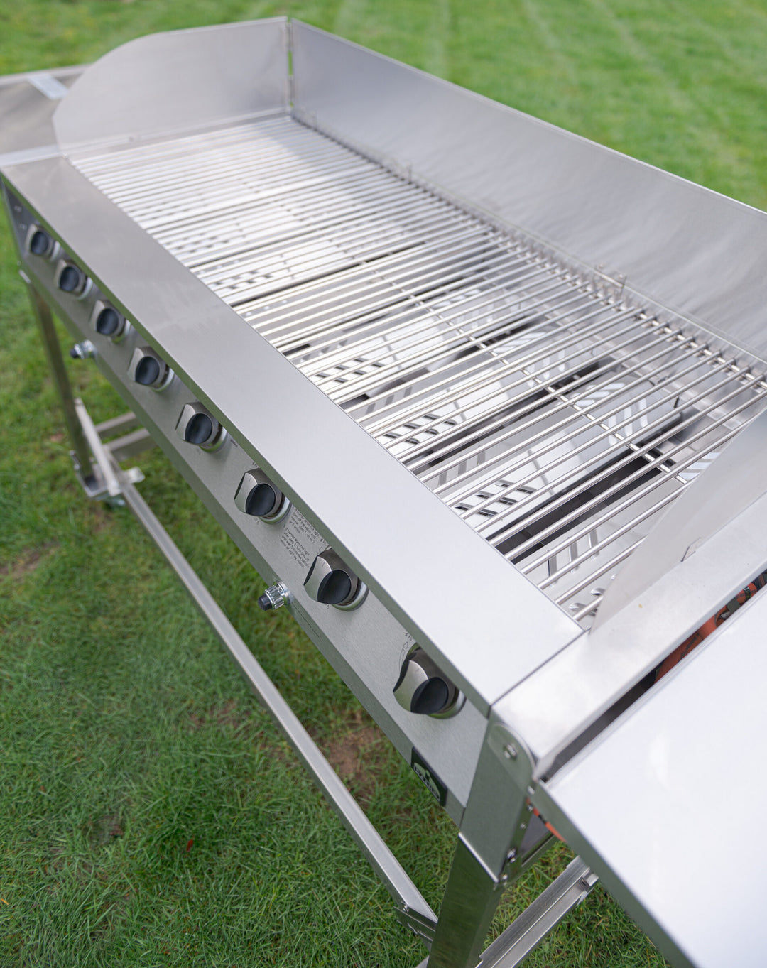 Gas grill for outdoor use with 8 burners (Wheels and handle must be fitted)
