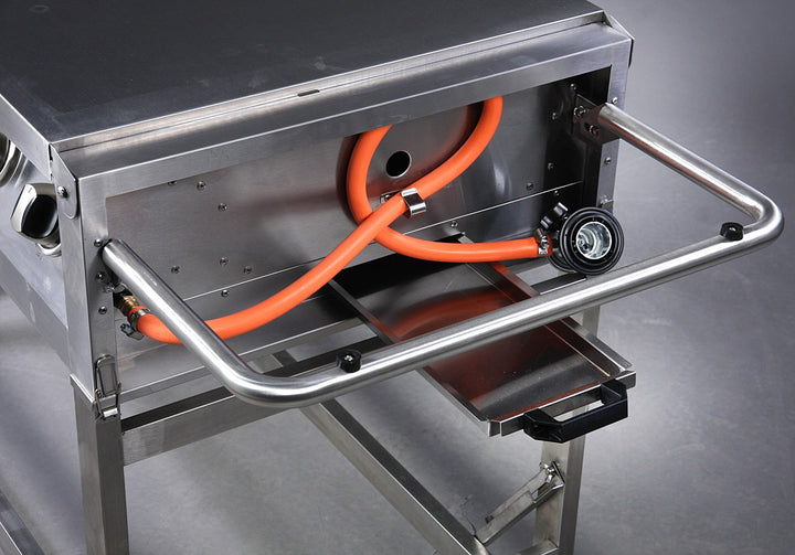Gas grill for outdoor use with 8 burners (Wheels and handle must be fitted)
