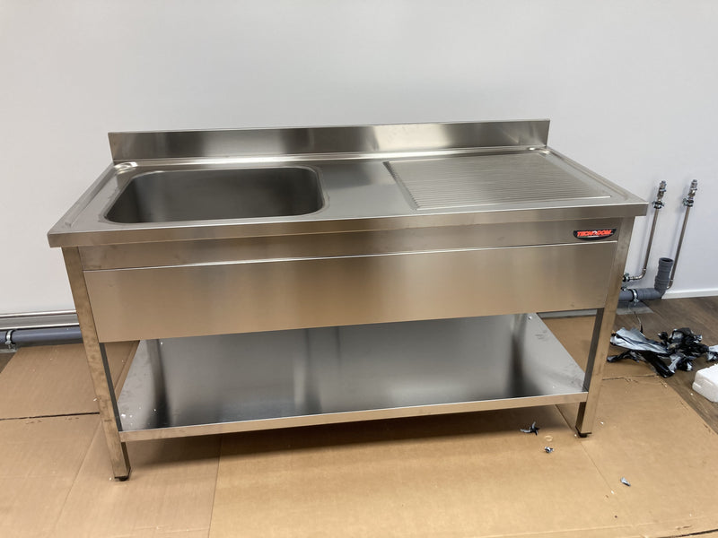 Stålbord med én vask (højre) og underhylde, 70 cm dyb, 85 cm høj