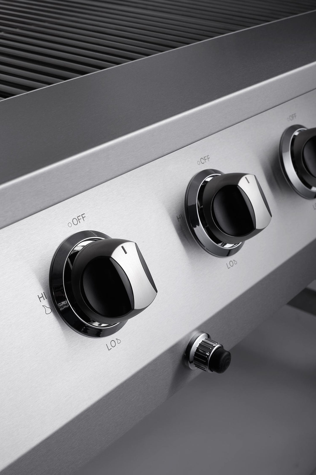 Gas grill for outdoor use with 8 burners (Wheels and handle must be fitted)